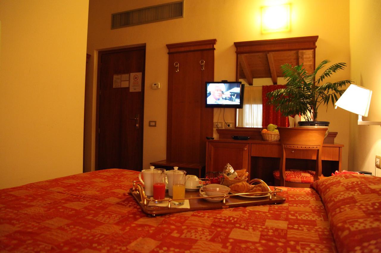 Hotel Il Borghetto Bariano Exteriör bild
